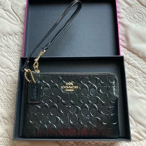 ☘️NWT! Coach Wristlet In Signature Leather
